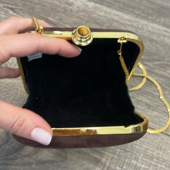 90s Vintage Brown hard clutch with gold hardware and tiny “diamond” - Picture 4 of 7